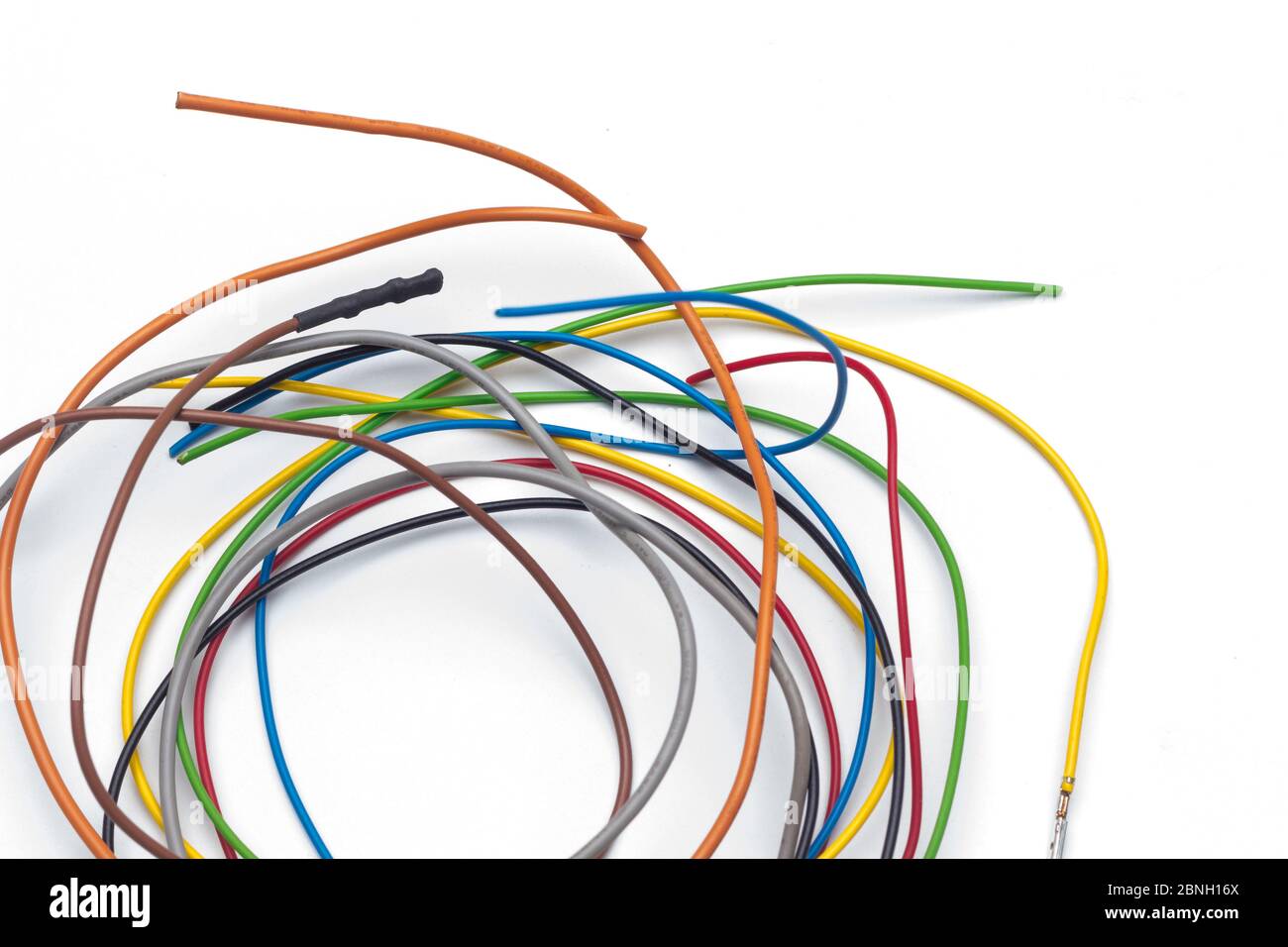 Il rame è un ottimo conduttore di elettricità, il filo di rame rivestito in  plastica viene utilizzato per la connettività e la trasmissione di corrente  elettrica Foto stock - Alamy