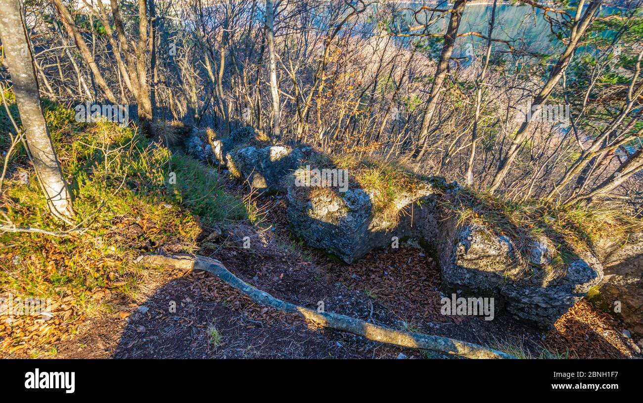 Trincee della prima guerra mondiale nella foresta di Molveno villaggio ai piedi delle Dolomiti di Brenta, Trentino Alto Adige, Itay settentrionale, Europa Foto Stock