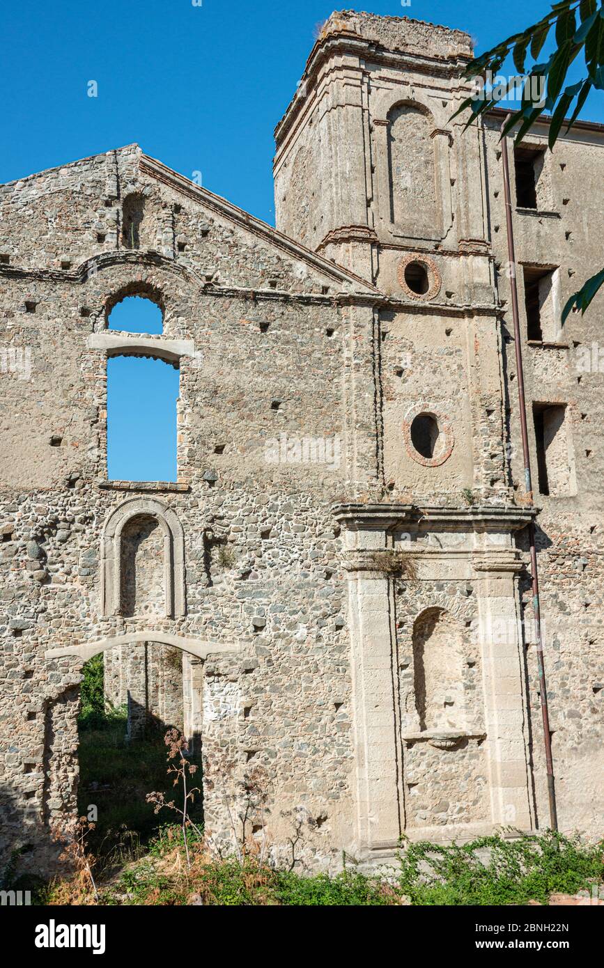 Rovine della chiesa medievale a Squillace, Calabria, Italia Foto Stock