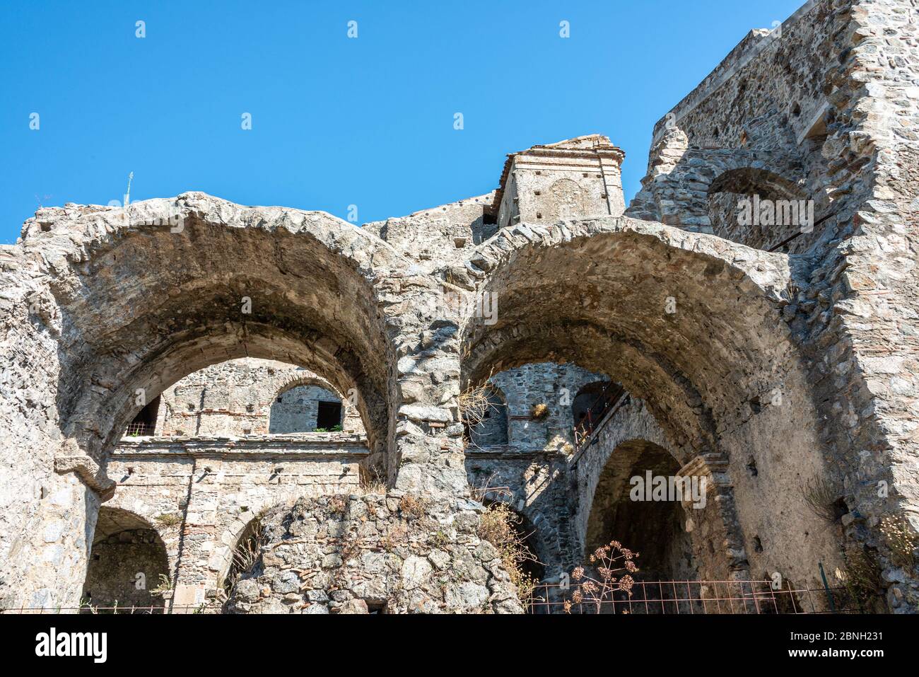 Rovine della chiesa medievale a Squillace, Calabria, Italia Foto Stock