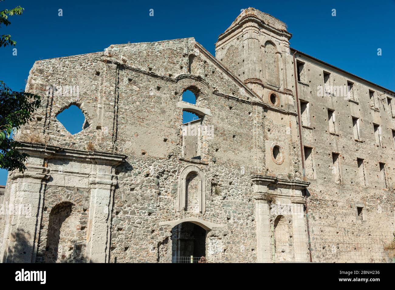 Rovine della chiesa medievale a Squillace, Calabria, Italia Foto Stock