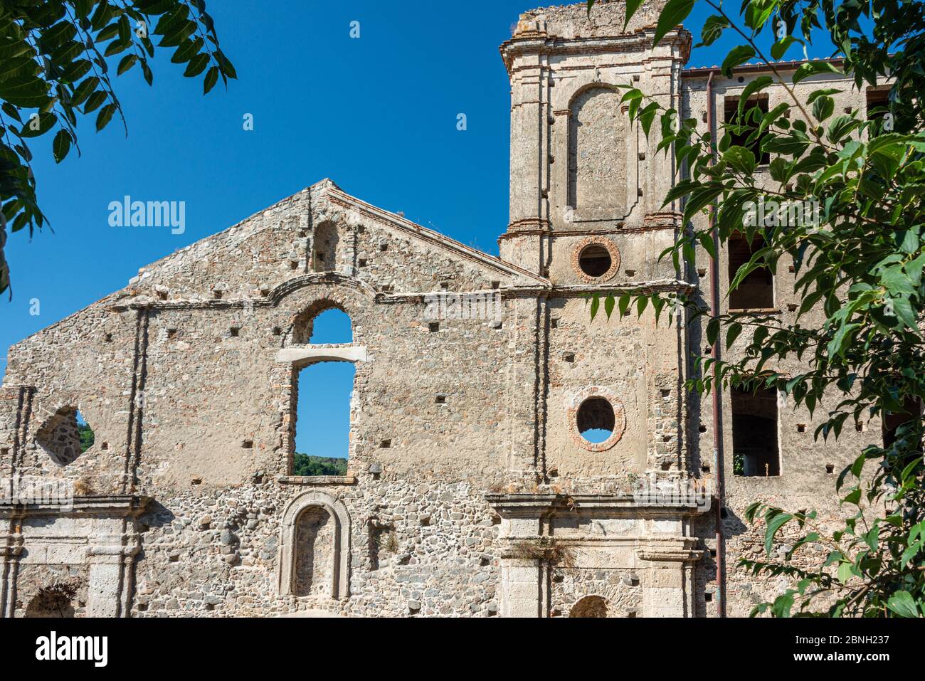 Rovine della chiesa medievale a Squillace, Calabria, Italia Foto Stock
