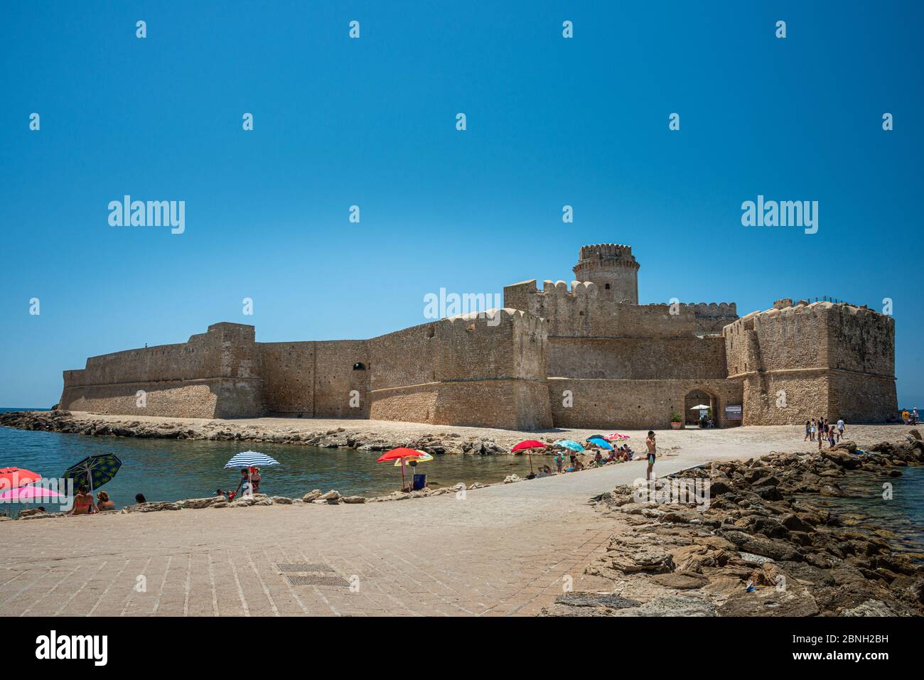 Castello Aragonese di le Castella sulla spiaggia di le Castella, Calibra, Italia Foto Stock
