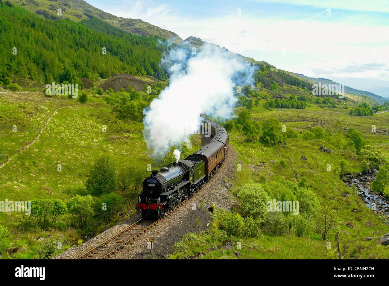 IL motore a vapore LNER Thompson Classe B1 No. 61264 tira il treno a vapore Jacobite verso Mallaig ad est di Glenfinnan da Fort William Highland Scozia Foto Stock