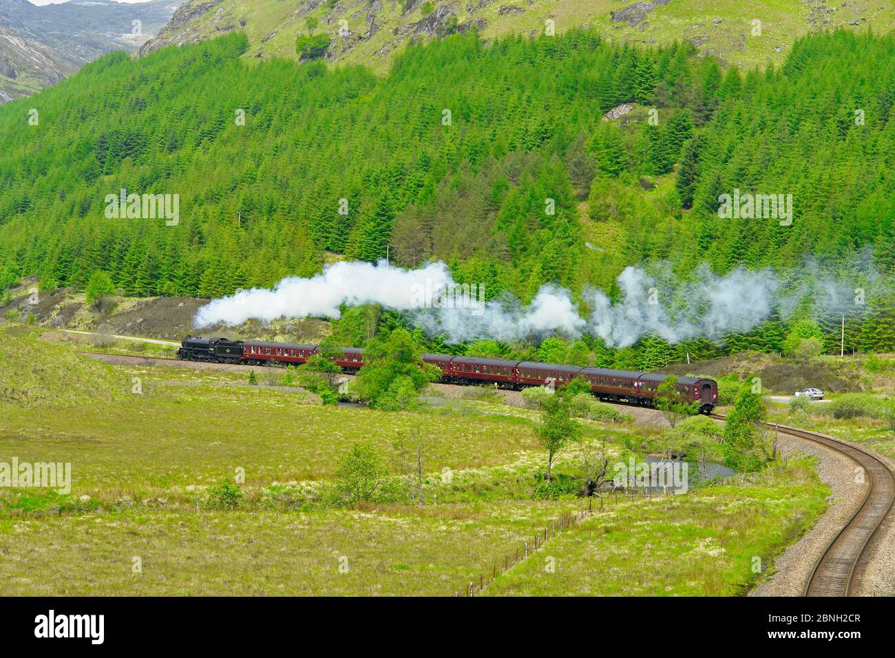 IL motore a vapore LNER Thompson Classe B1 No. 61264 tira il treno a vapore Jacobite verso Mallaig ad est di Glenfinnan da Fort William Highland Scozia Foto Stock