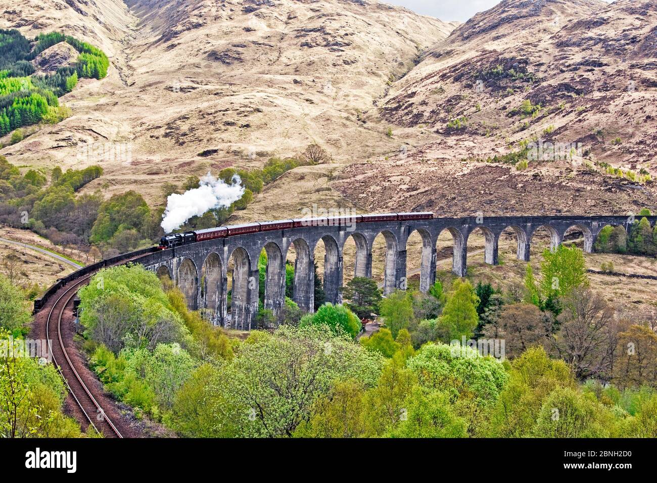 Il motore a vapore LMS Stanier Classe 5 4-6-0 45231 tira il treno a vapore Jacobite attraverso il Viadotto Glenfinnan lungo il tragitto per Mallaig da Fort William Foto Stock