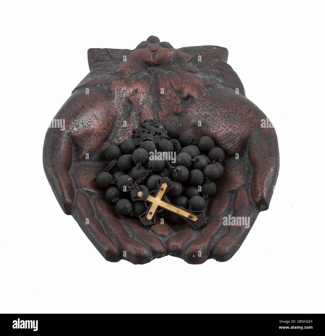 Scultura di mani che tengono una croce isolata su un bianco sfondo Foto Stock