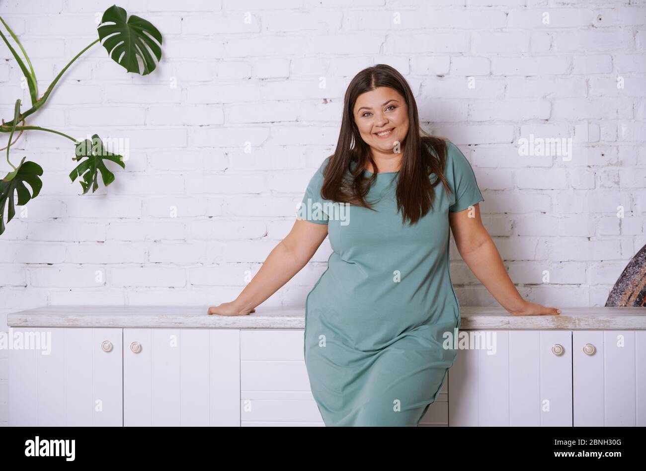 Modello Plus size a casa Foto Stock