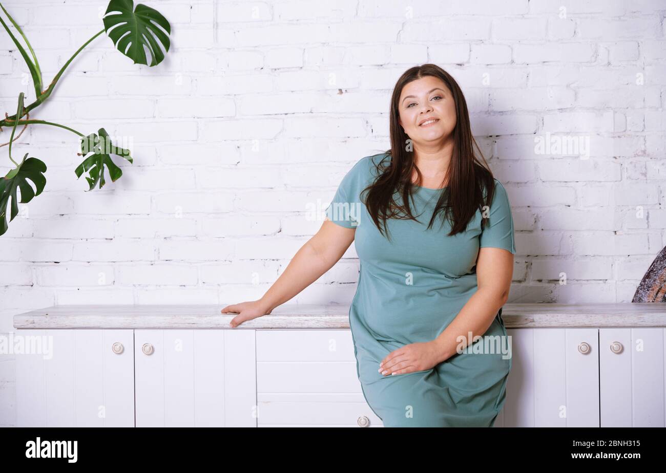 Modello Plus size a casa Foto Stock