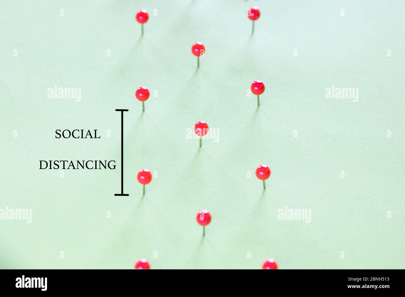 Rispetto della distanza di sicurezza. Concetto di allontanamento sociale Foto Stock