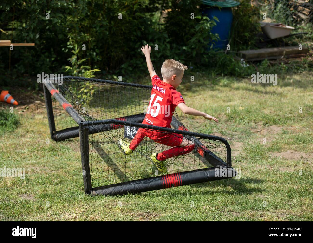 Köln, Fühlingen, 09.05.2020: Bilderstrecke: Vater und Sohn beim kicken im Garten. Foto Stock