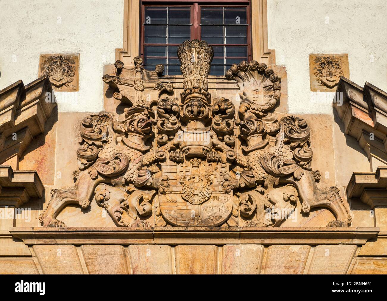 Sculture di badge araldico al portale in Castello di Bouzov, in Bouzov, Moravia, Repubblica Ceca, Europa Centrale Foto Stock