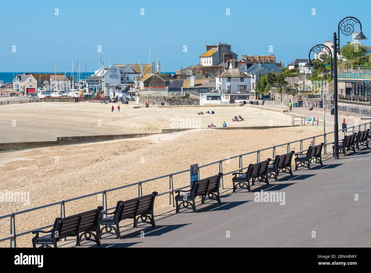 Lyme Regis, Dorset, Regno Unito. 15 maggio 2020. Regno Unito Meteo: Nonostante il governo di alleggerimento delle restrizioni del coronavirus questa settimana, la spiaggia di Lyme Regis rimane tranquilla in una bella giornata calda e soleggiata. I parcheggi e i servizi igienici pubblici gestiti dal Consiglio presso le spiagge popolari e i luoghi di bellezza in tutta la contea sono stati tenuti chiusi per scoraggiare i visitatori da fuori della regione rendendo difficile l'accesso agli spazi esterni della contea questo fine settimana. Credit: Celia McMahon/Alamy Live News Foto Stock