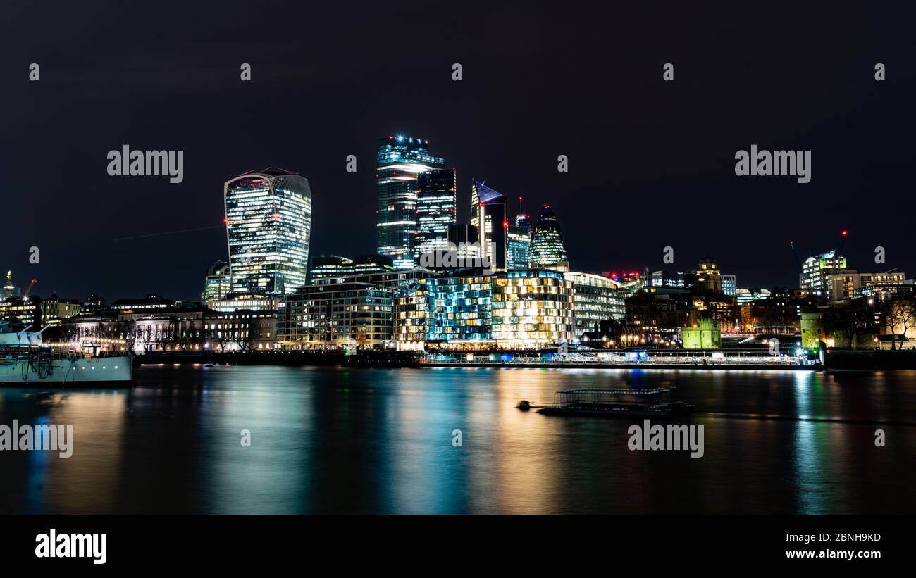 Walkie Talkie e City of London di notte Foto Stock