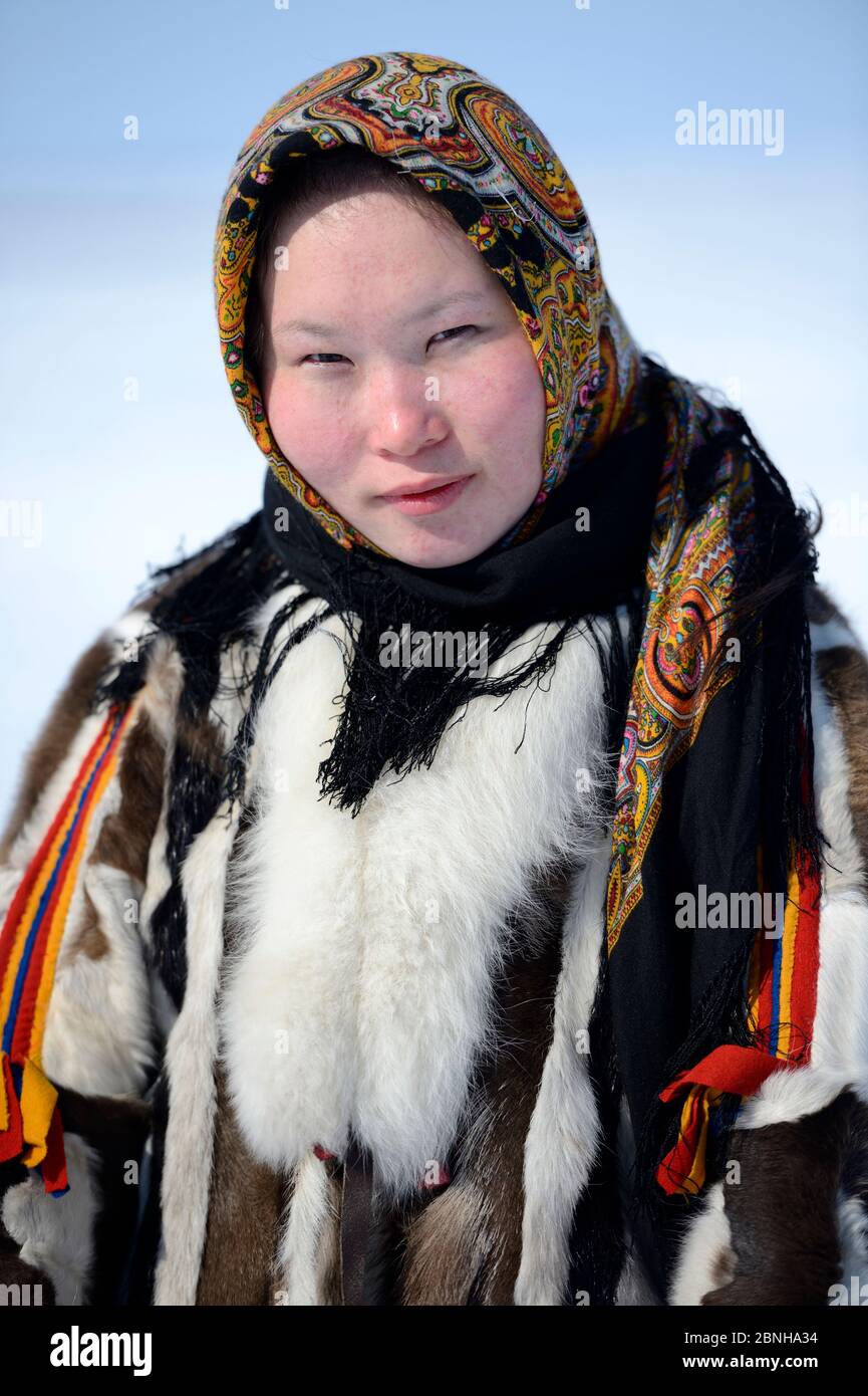 Carolina Serotetto, adolescente Nenet in cappotto invernale tradizionale fatto con pelle di renna. Il collare è in pelliccia di volpe artica e castoro nero con nastri di feltro Foto Stock