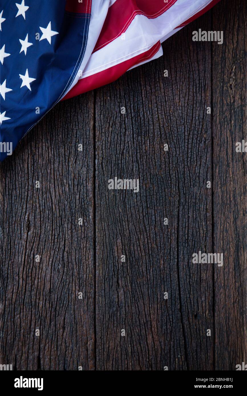 America bandiera ondulato modello su sfondo di legno in vista da tavolo, rosso blu bianco striscia concetto per USA 4 luglio giorno di indipendenza, simbolo di patriota Foto Stock