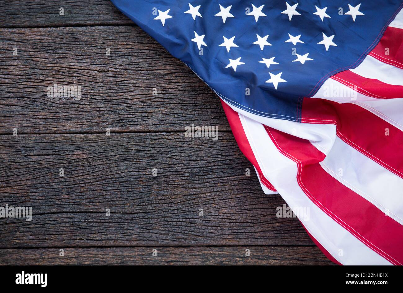 America bandiera ondulato modello su sfondo di legno in vista da tavolo, rosso blu bianco striscia concetto per USA 4 luglio giorno di indipendenza, simbolo di patriota Foto Stock