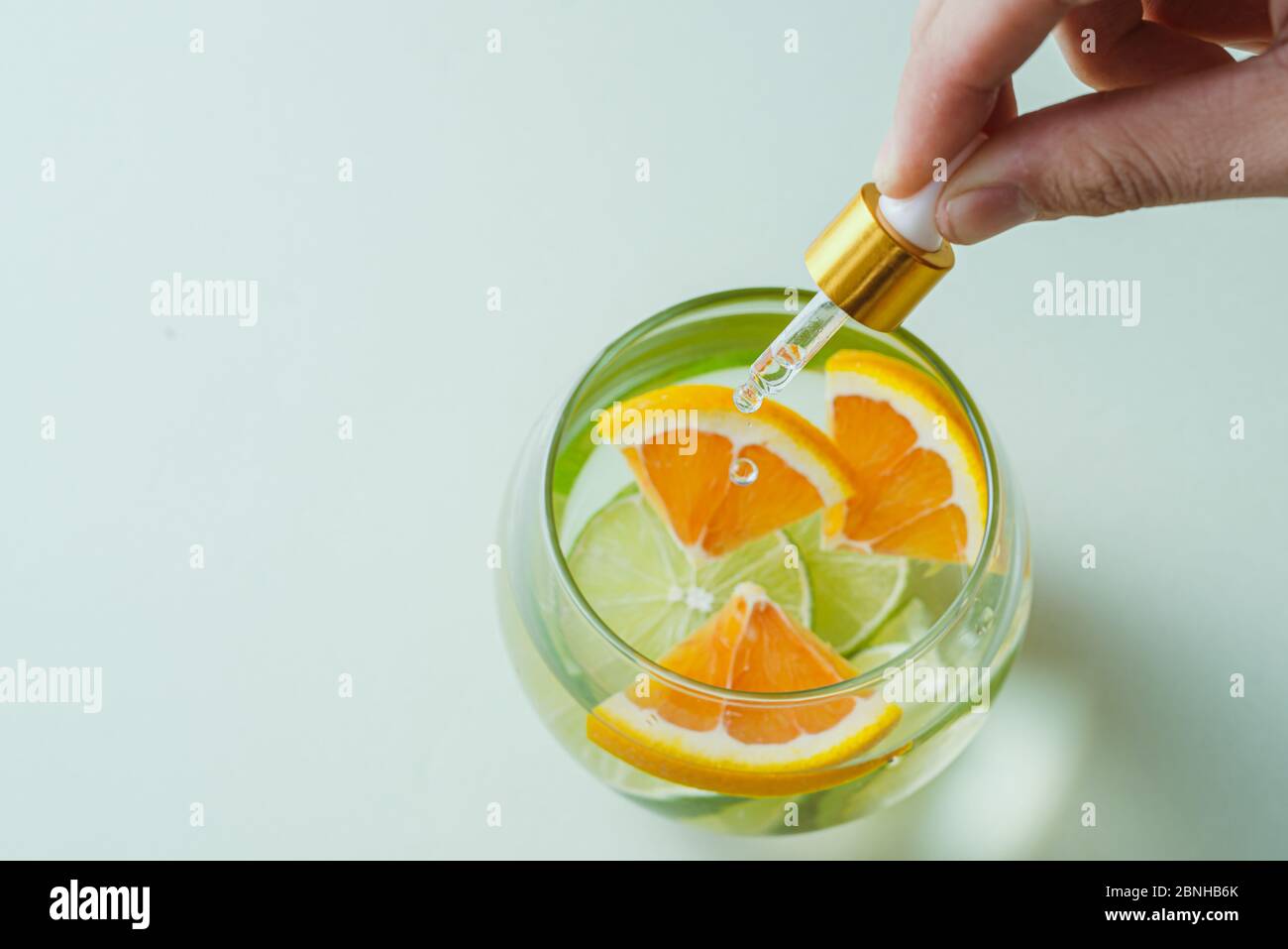 Olio Essenziale di Arancio - vitamina C. rimedi naturali, goccia vitamina C - contagocce. Foto Stock
