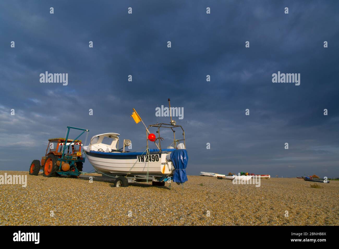 Barca di granchio sulla riva con trattore, Cley Beach, Norfolk, Inghilterra, UK, febbraio 2016. Foto Stock