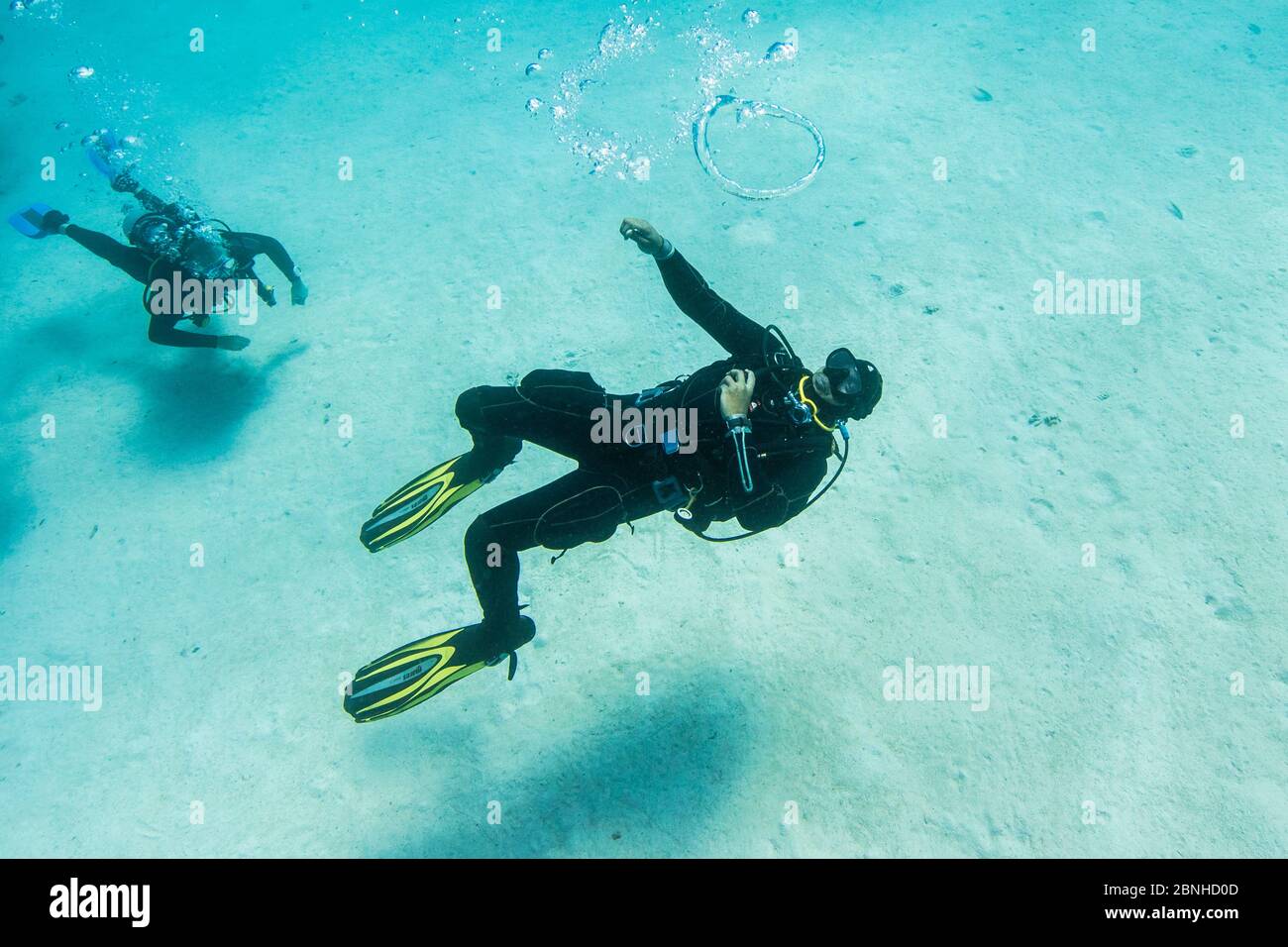 L'istruttore di immersione Ahmed Gomaa soffia anelli di bolle durante le immersioni subacquee alla Dolphin House Reef, nel nord del Mar Rosso, febbraio 2016. Foto Stock
