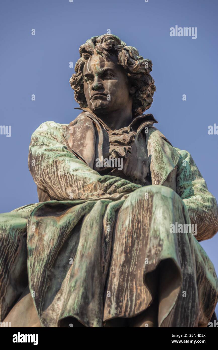 Scultura di Ludwig van Beethoven a Vienna. Sotto c'è un'antica dea con la corona di alloro in mano Foto Stock