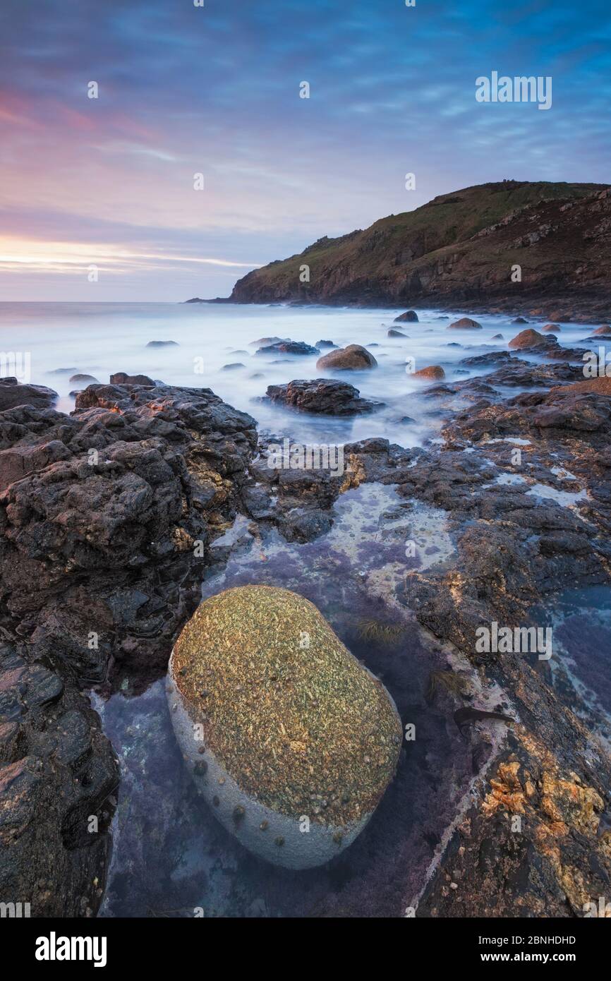 Tramonto a Cape Cornwall vicino a St Just, Cornwall, Inghilterra, Regno Unito. Aprile 2014. Foto Stock