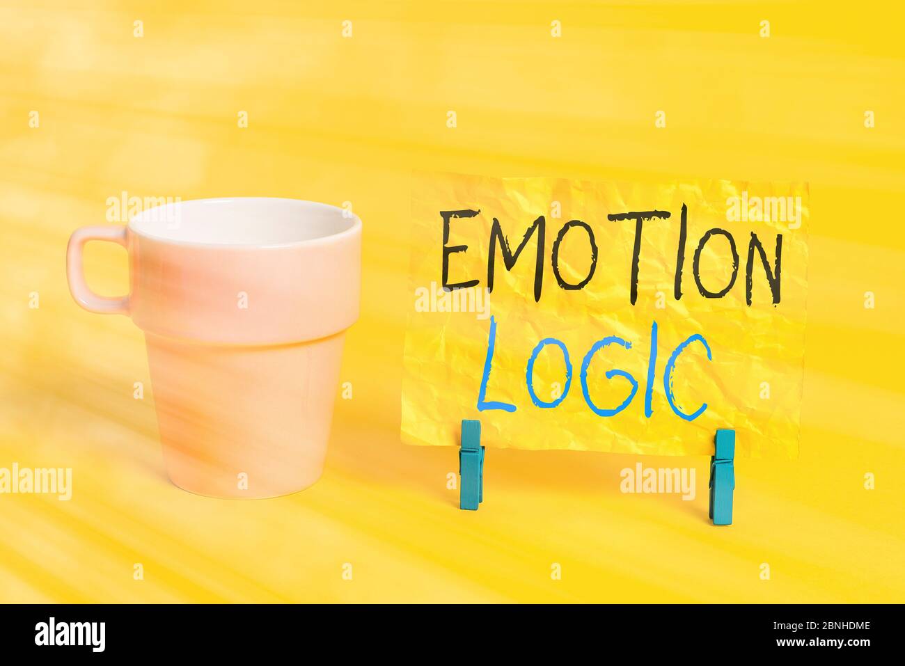 Scrittura concettuale a mano che mostra logica emozionale. Concetto che significa cuore o anima del cervello o confusione di intelligenza equiparare equilibrio carta blu clothespin recta Foto Stock