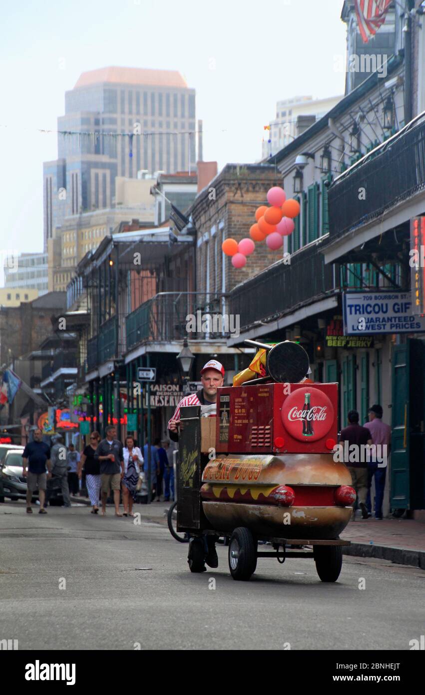 New Orleans, USA - 12 Gen 2020: Un venditore di hot dog spinge il suo carrello in una strada nel quartiere francese di New Orleans. Foto Stock