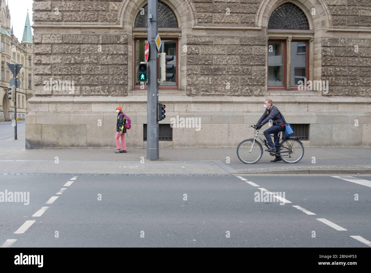 Brunswick, Germania. 01 Aprile 2020. I passanti indossano i boccagli nel centro della città. Per rallentare la diffusione del virus corona, il governo federale ha severamente limitato la vita pubblica. Credit: OLE Spata/dpa/Alamy Live News Foto Stock