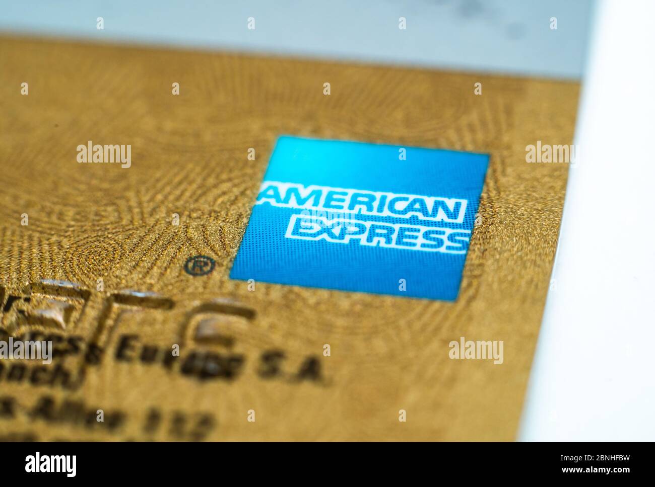 MONACO di BAVIERA, GERMANIA - 29 aprile 2020: Closeup di una carta di credito Amex. Carta oro American Express. La banca segnala i buoni risultati nel commercio della carta di credito. Foto Stock