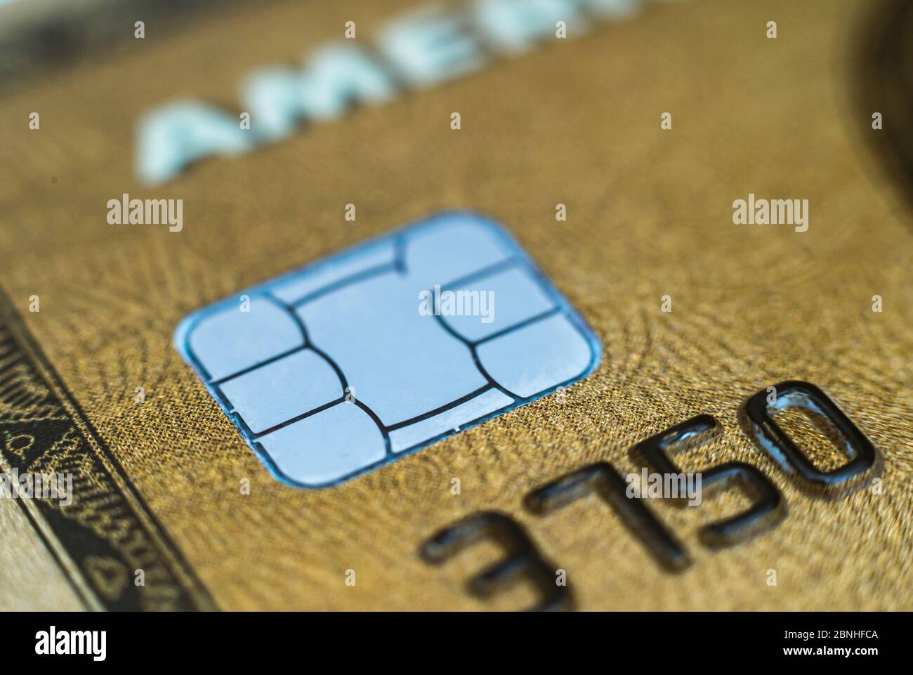 MONACO di BAVIERA, GERMANIA - 29 aprile 2020: Closeup di una carta di credito Amex. Carta oro American Express. La banca segnala i buoni risultati nel commercio della carta di credito. Foto Stock