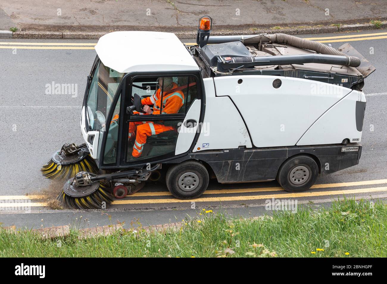 Newport, Galles, Regno Unito. 15 maggio 2020. Un veicolo per la sanità stradale guidato da un operatore chiave del consiglio comunale pulisce le strade durante l'ottava settimana del blocco pandemico Covid-19 nel Regno Unito. Credit: Tracey Paddison/Alamy Live News Foto Stock
