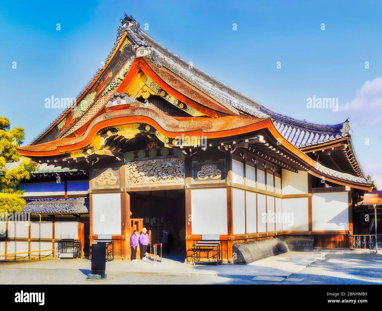 Storico palazzo Nijo e castello nella città giapponese di Kyoto - tradizionale cancello giapponese, ingresso e tetto con decorazioni in una giornata di sole. Foto Stock