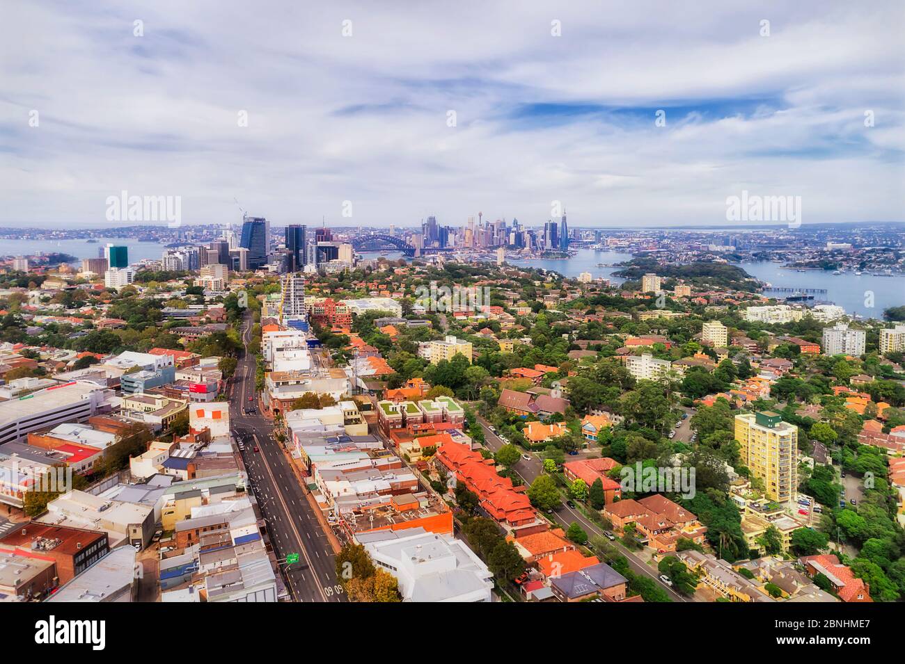 Si trova nel sobborgo residenziale di Sydney Lower North Shore, con vista aerea verso il CBD e il porto della città. Foto Stock