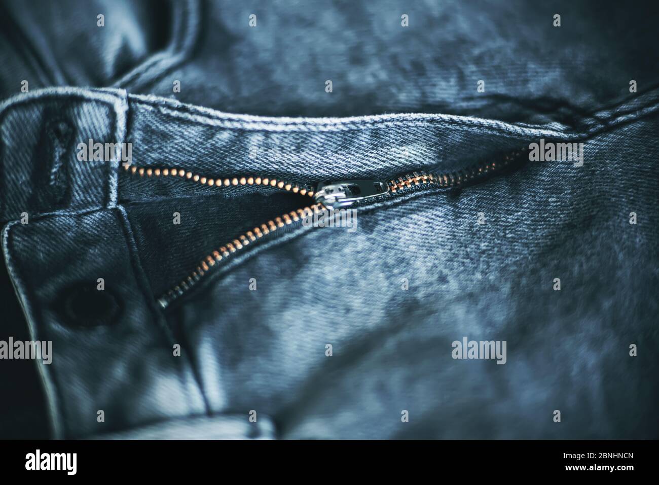 La mosca è aperta su un elegante jeans nero fatto di tessuto grezzo. Stile giovanile. Foto Stock