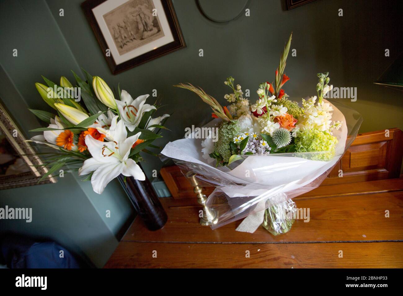 Una stravagante cerimonia nuziale si svolge in un hotel di Surrey England. Le lussuose candele e i piatti decorano i tavoli della reception Foto Stock