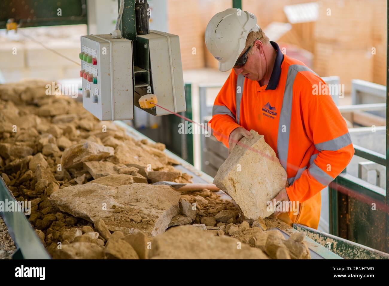 Selezione manuale di calcare per costruzione e muratura a secco, cava di Huntsmans, Naunton, Gloucestershire, UK. Luglio 2015. Foto Stock