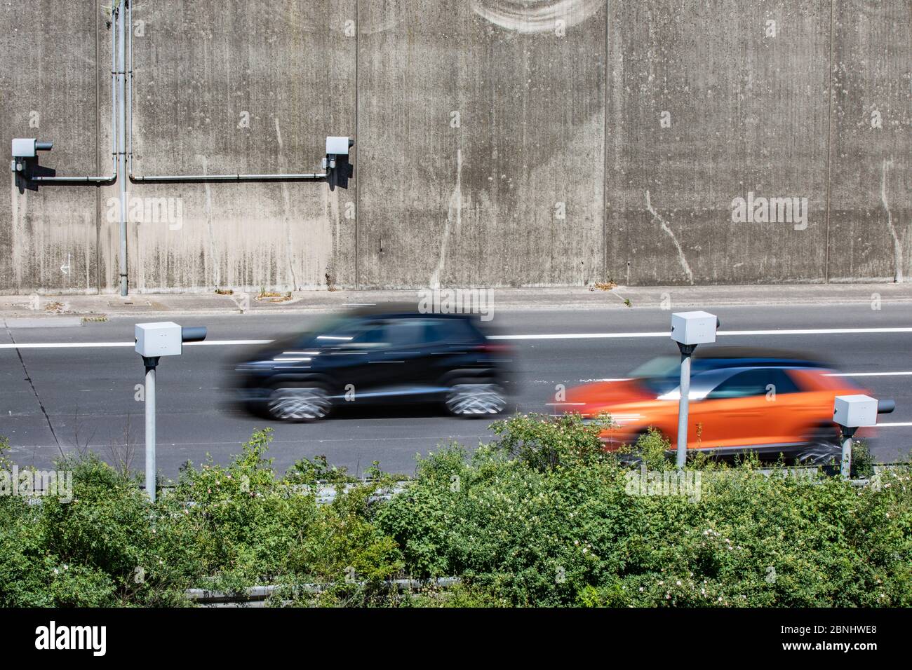 Duesseldorf, Germania. 15 maggio 2020. Un sistema di monitoraggio della velocità (telecamere di velocità) è installato sull'autostrada 44. Il ministro federale dei trasporti Scheuer (CSU) vuole revocare norme più severe sui divieti di guida quando si guida troppo velocemente. La questione principale è la regola secondo cui i divieti di guida sono in vigore da un mese se una persona guida 21 chilometri all'ora troppo velocemente in città o 26 km/h fuori città. Il ministero ha affermato che questo regolamento è 'sproporzionato?. Credit: Marcel Kusch/dpa/Alamy Live News Foto Stock