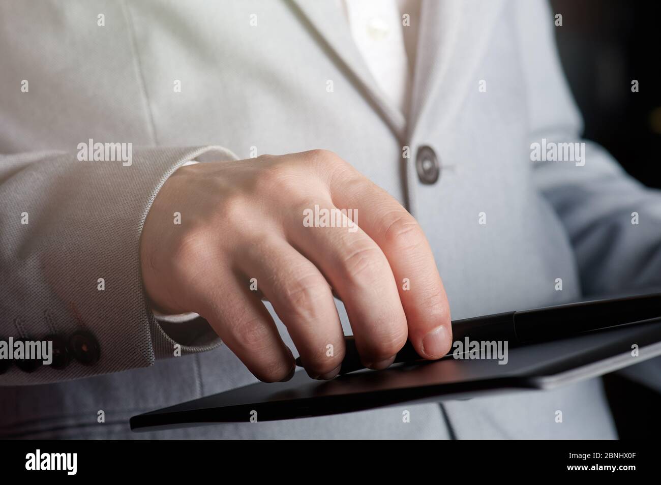 Uomo d'affari firma documento elettronico con touch pen Foto Stock