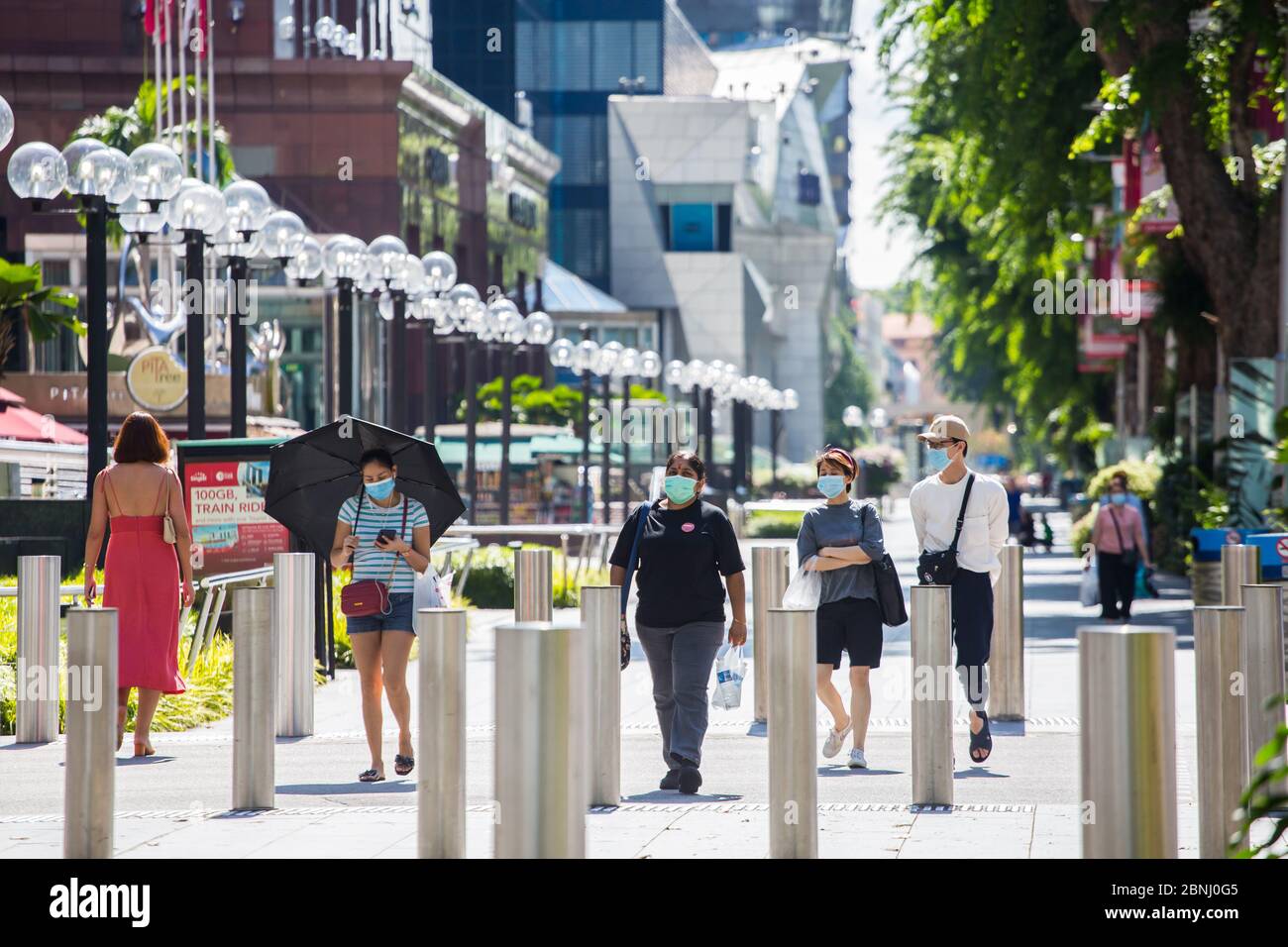 Tutti per strada devono indossare una maschera per proteggersi da sé e ridurre al minimo la diffusione del coronavirus, Singapore. Foto Stock