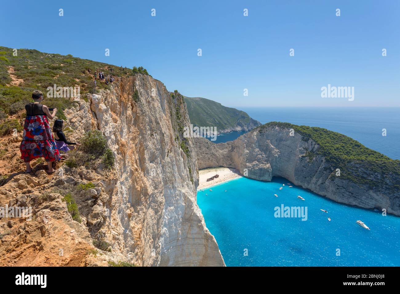 ZANTE, GRECIA - 21 LUGLIO 2018: Turisti ai margini della scogliera per scattare foto della famosa spiaggia con un vecchio naufragio nell'isola di Zante Foto Stock