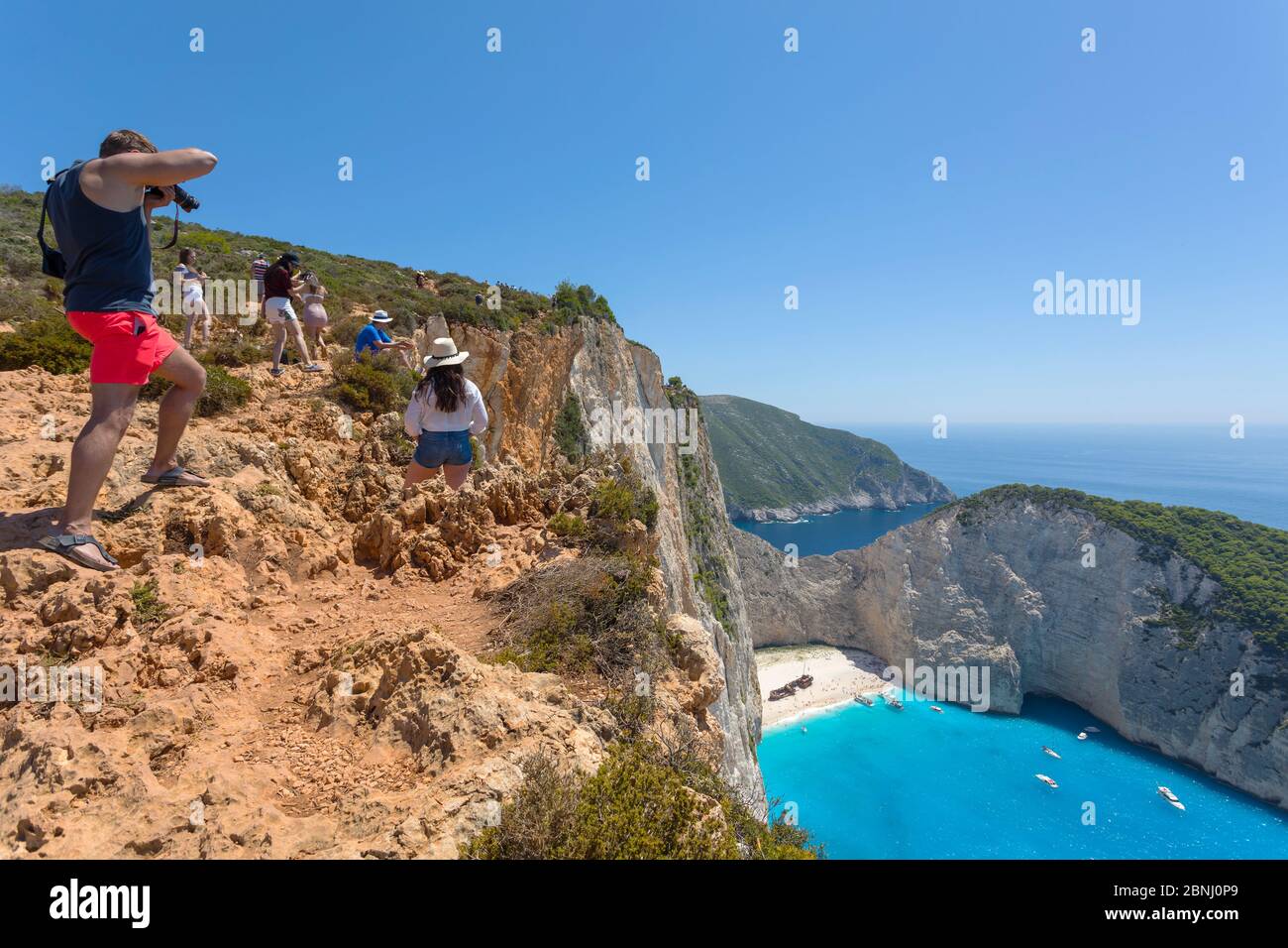ZANTE, GRECIA - 21 LUGLIO 2018: Turisti ai margini della scogliera per scattare foto della famosa spiaggia con un vecchio naufragio nell'isola di Zante Foto Stock