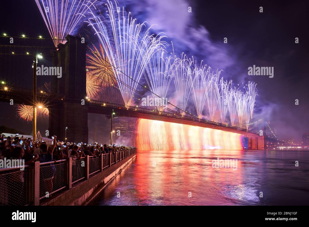 New York City, NY, USA - 04 luglio 2019: 4 luglio Independance Day Fireworks (Macys) sul Ponte di Brooklyn. Lower Manhattan Foto Stock