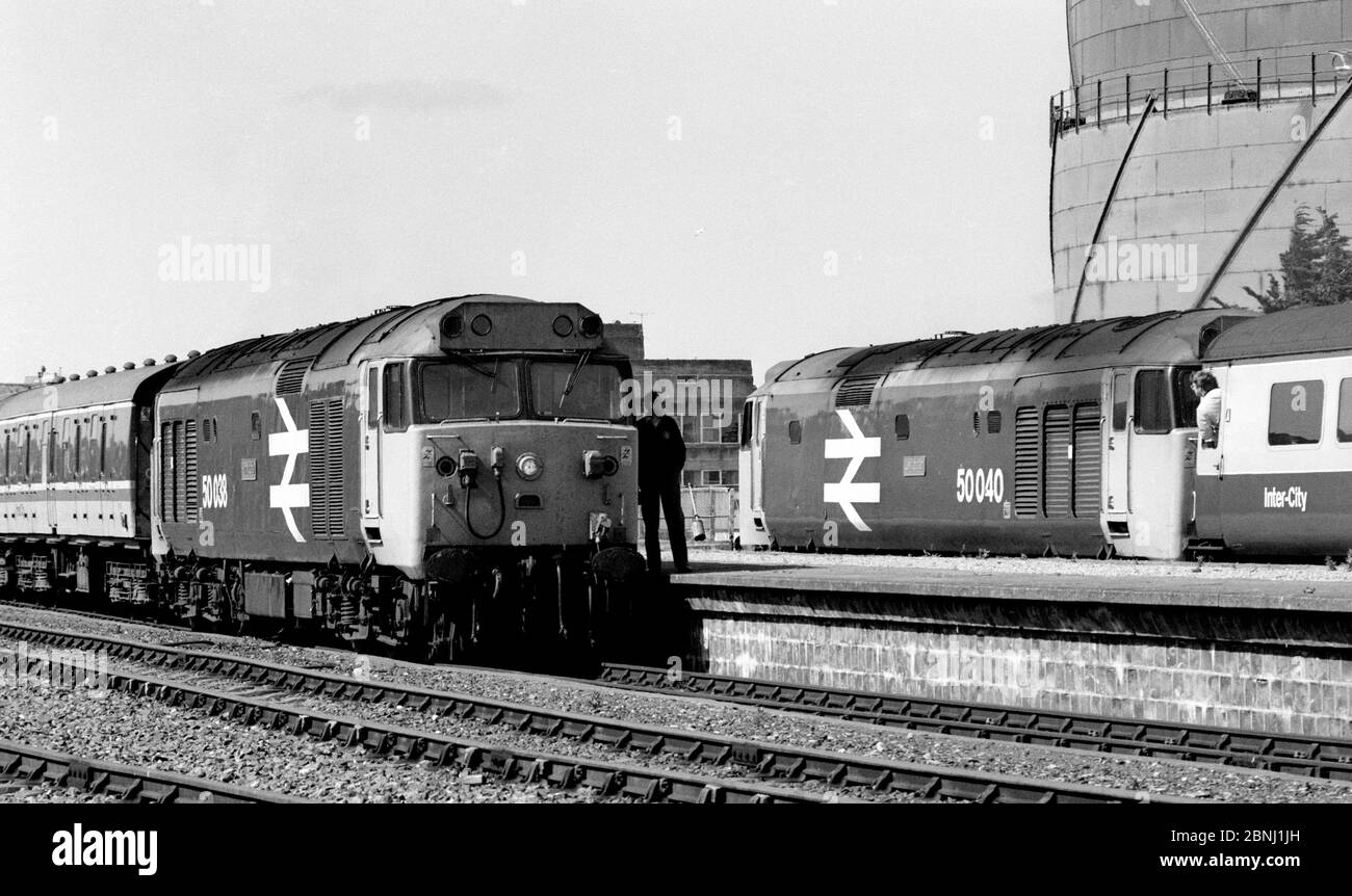 Locomotive diesel classe 50 50038 "formidabili" e 50040 "Leviathan" presso la stazione di Newquay, Cornovaglia, Inghilterra, Regno Unito. 13 giugno 1987. Foto Stock