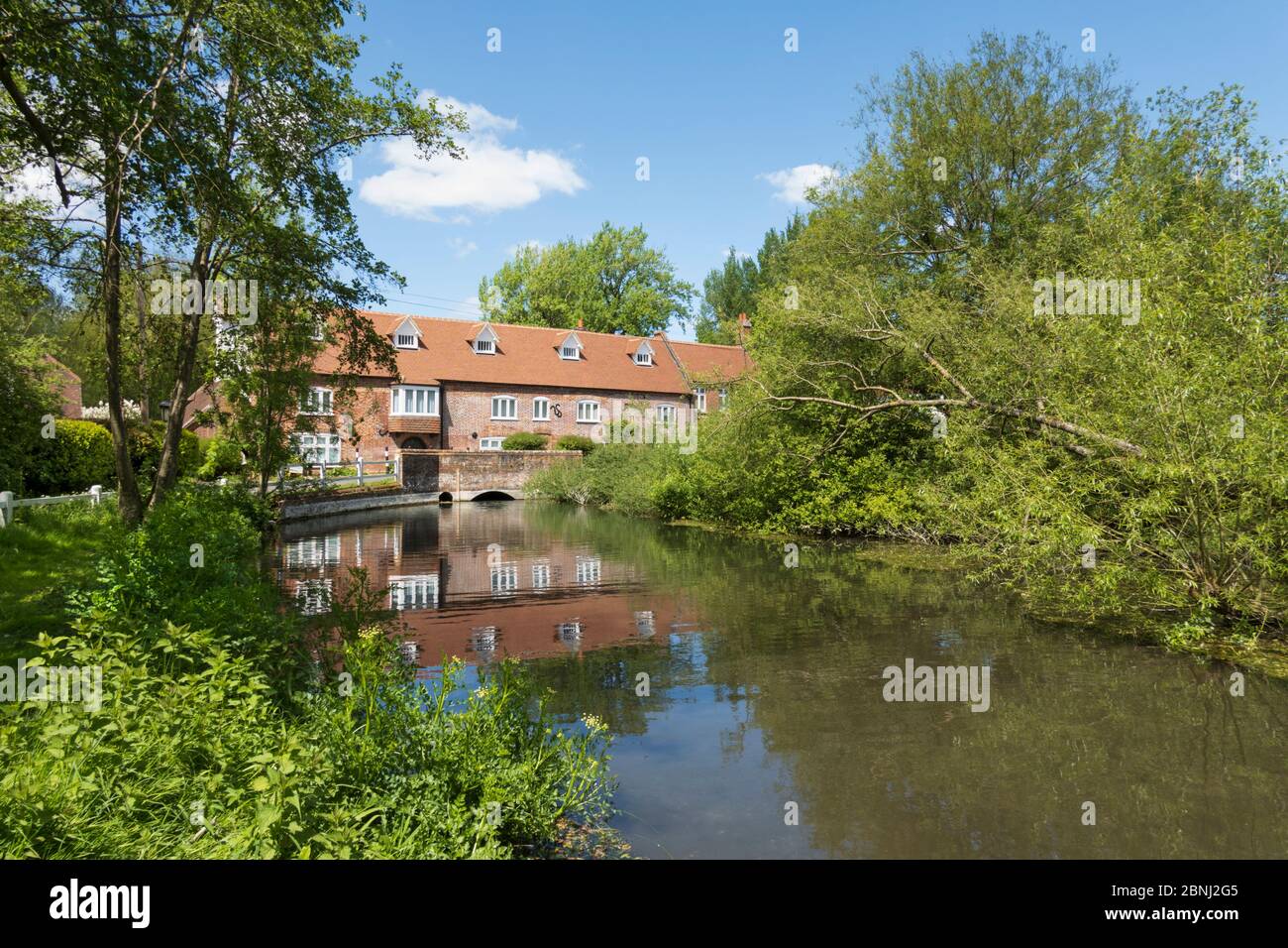 Lower Denford Mill sul fiume Kennett, Hungerford, West Berkshire, Inghilterra, Regno Unito, Europa Foto Stock