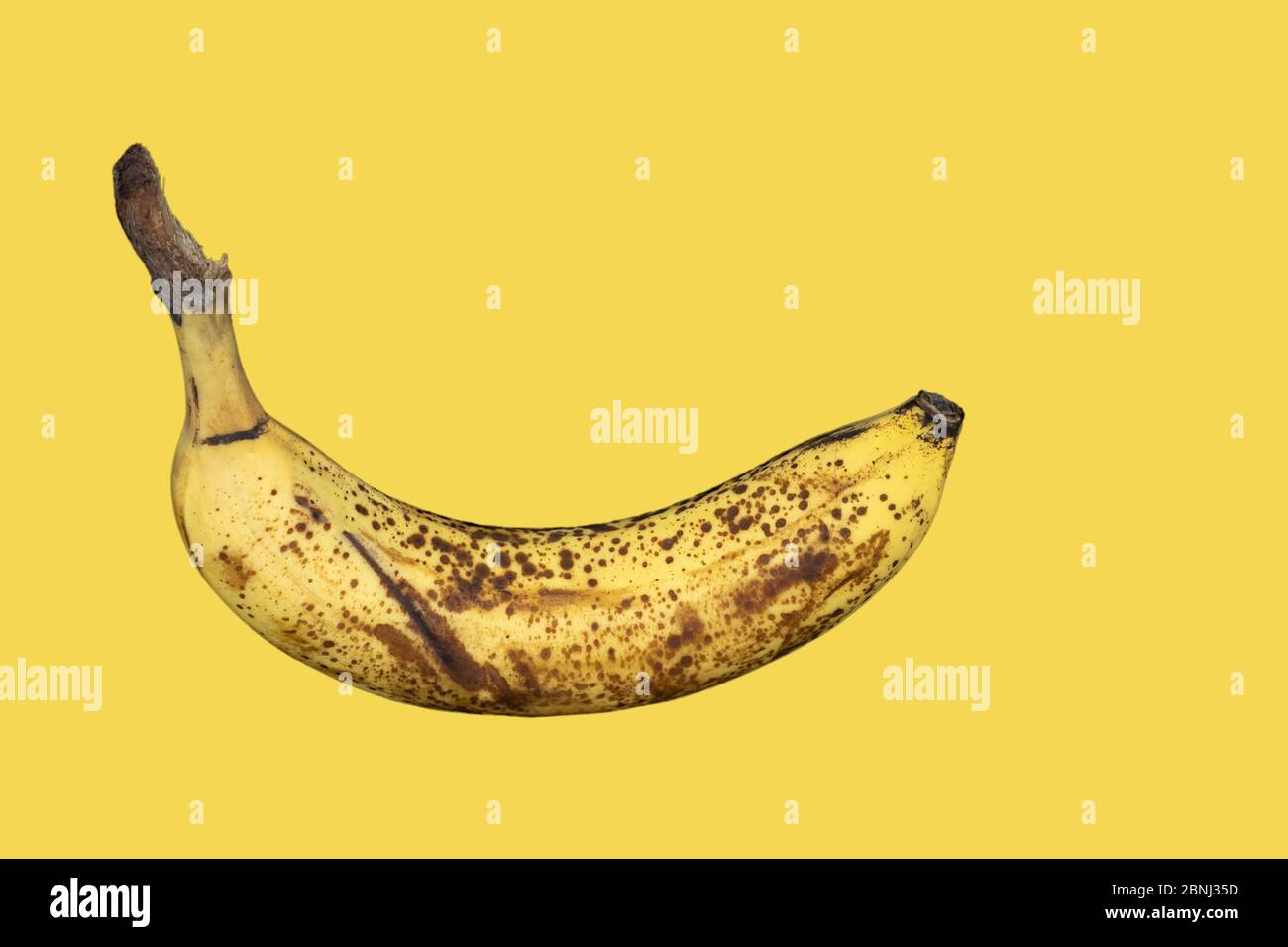 Banana completamente matura, sopramatura - sfondo giallo Foto Stock