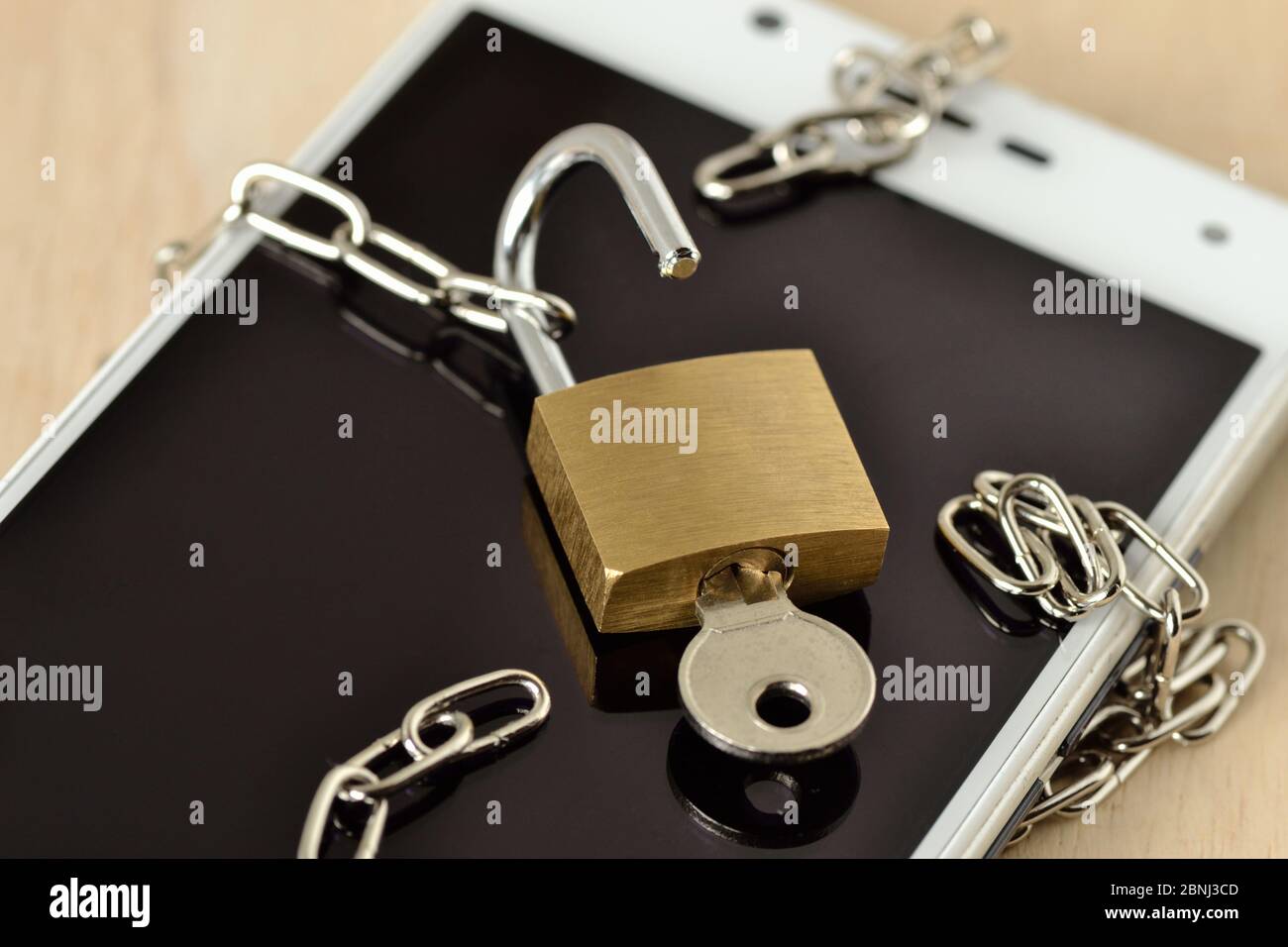 Apri il lucchetto con catena sul telefono cellulare - concetto di phishing e sicurezza sui telefoni cellulari Foto Stock