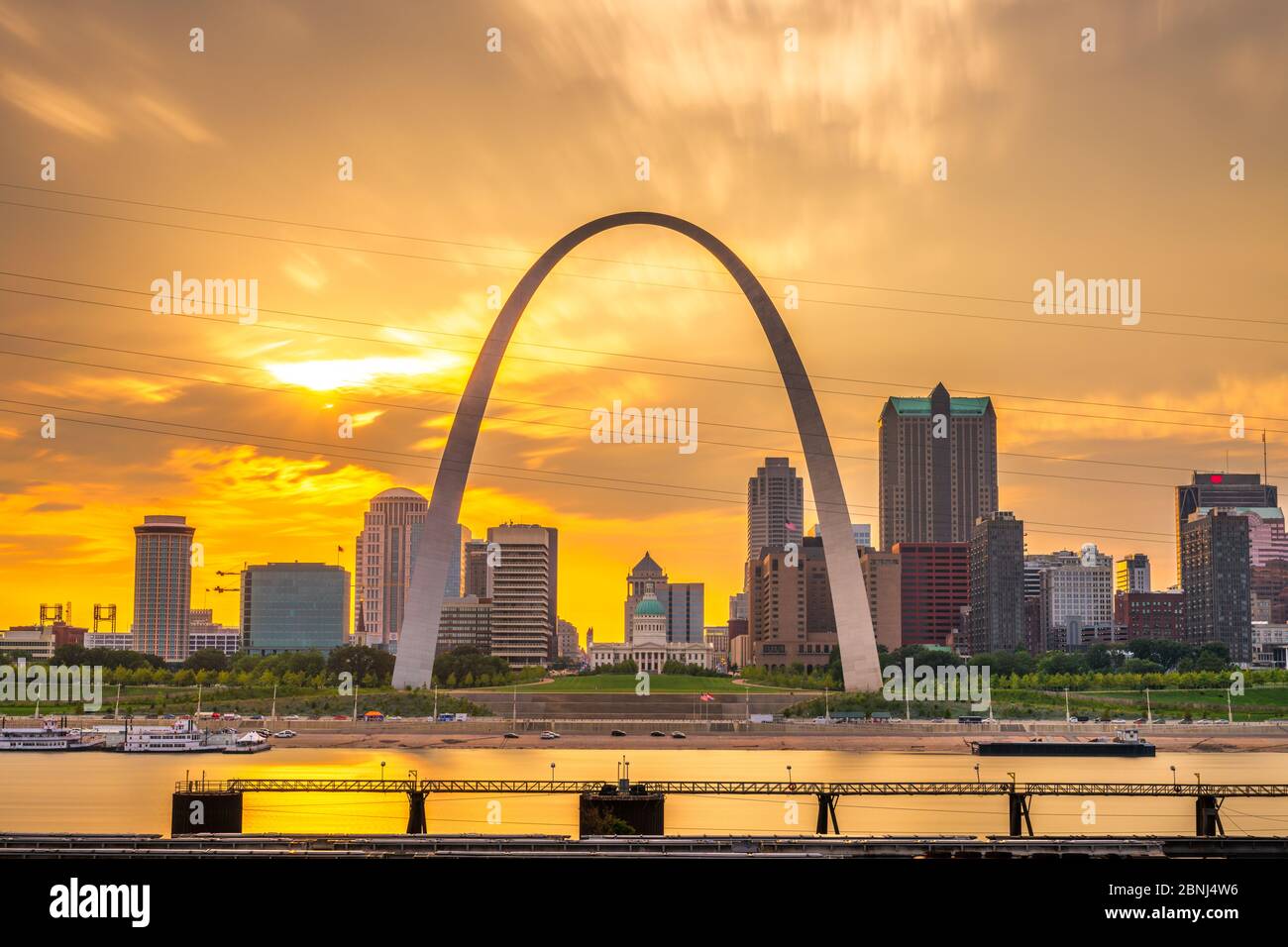 St. Louis, Missouri, USA, paesaggio urbano del centro sul fiume Mississippi al tramonto. Foto Stock