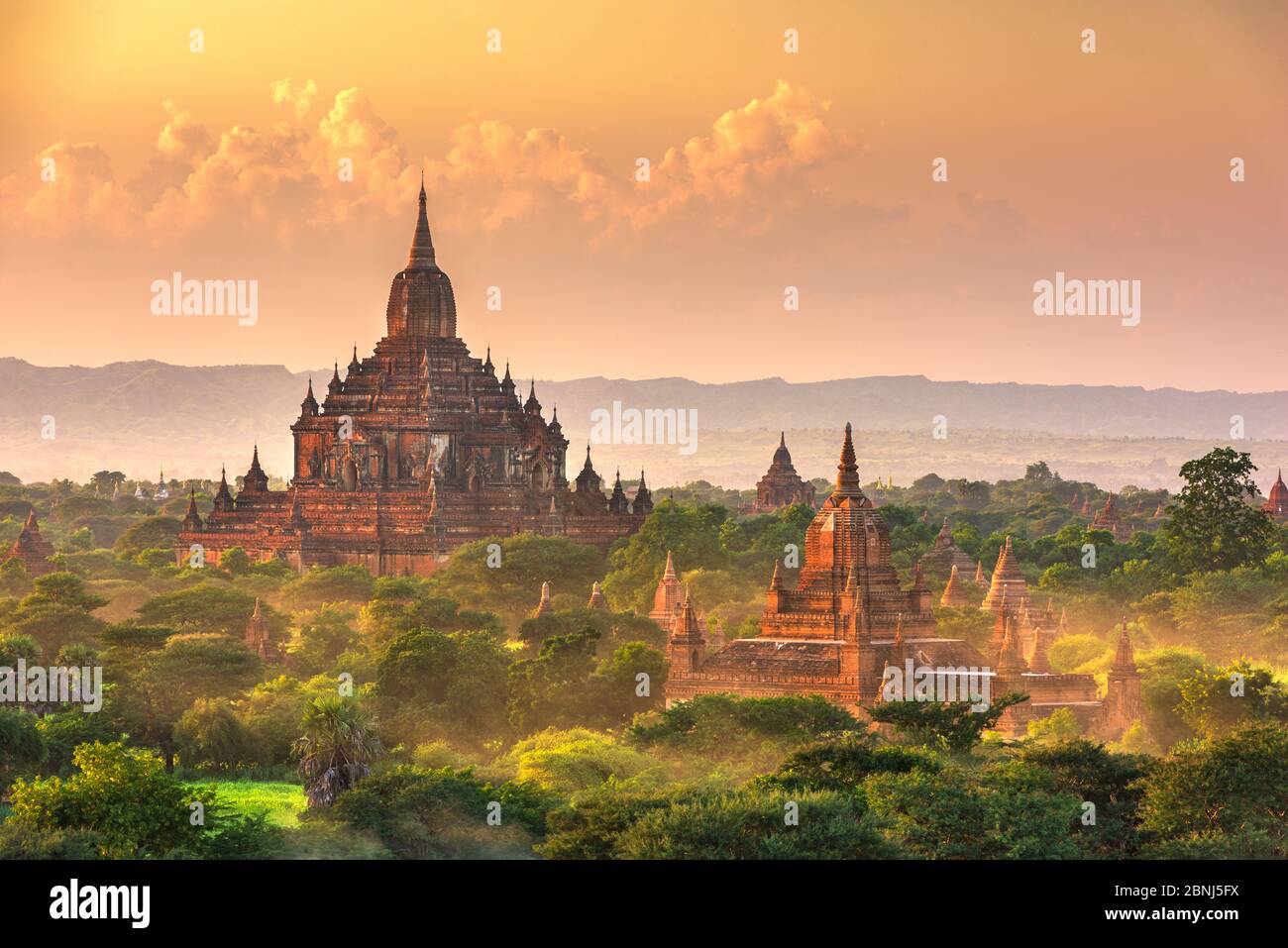 Bagan, templi di Myanmar nella zona archeologica al tramonto. Foto Stock