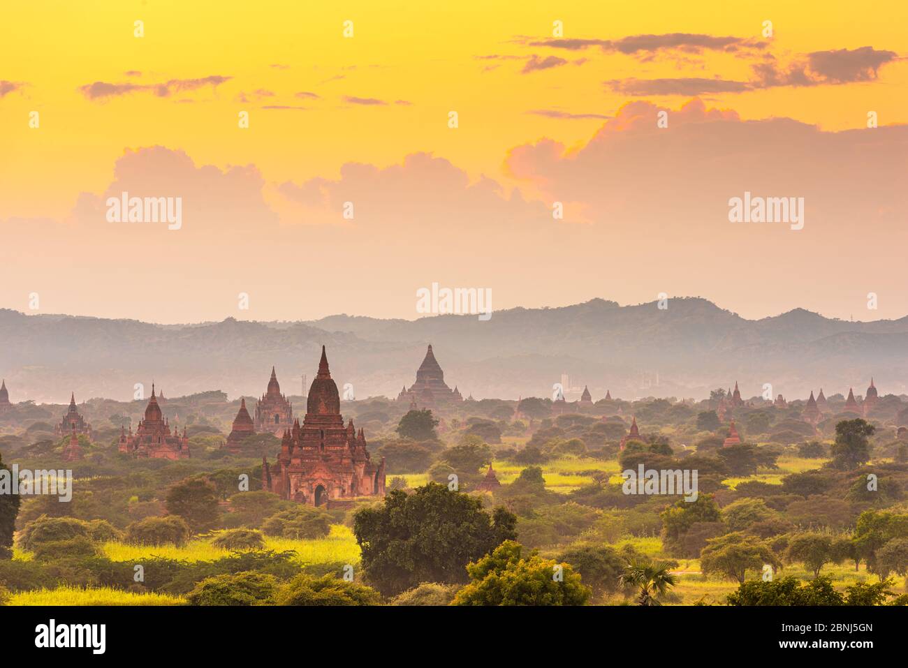 Bagan, templi di Myanmar nella zona archeologica al tramonto. Foto Stock